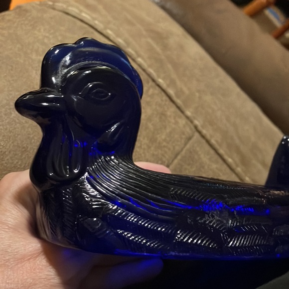 Very Beautiful Cobalt Blue nesting chicken holds 2 eggs. Unique item never seen - Picture 9 of 9